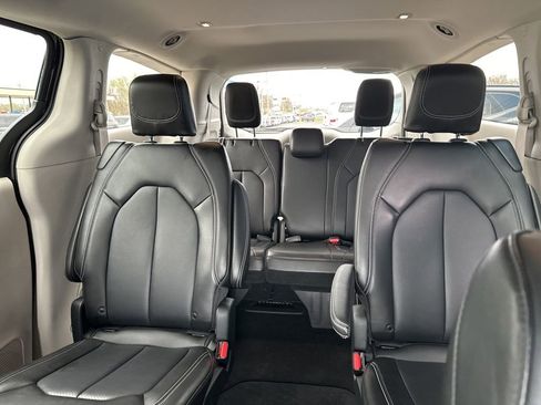 Used 2024 Chrysler Pacifica Touring-L AWD/4WD image 20