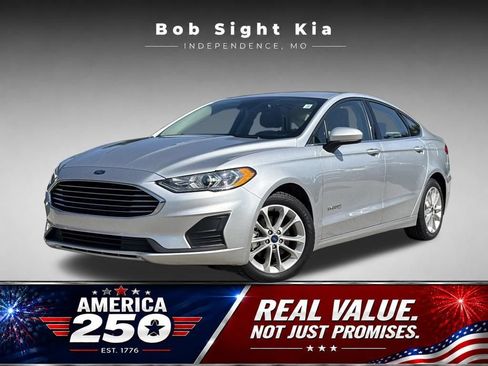 Used 2019 Ford Fusion SE FWD image 1