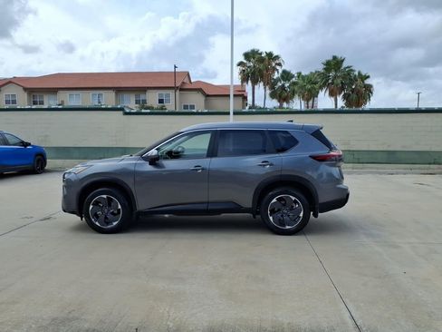 Used 2024 Nissan Rogue SV w/ SV Premium Package FWD image 2