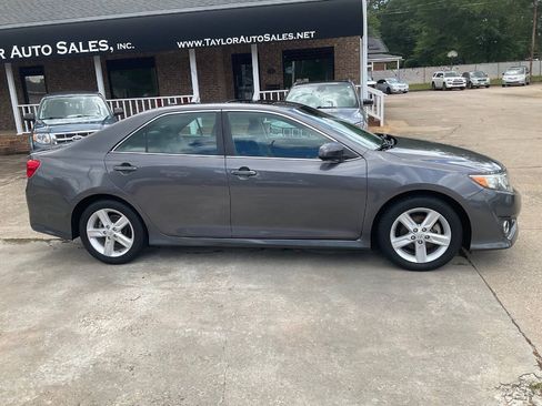 Used 2014 Toyota Camry SE w/ Leather Package FWD image 2