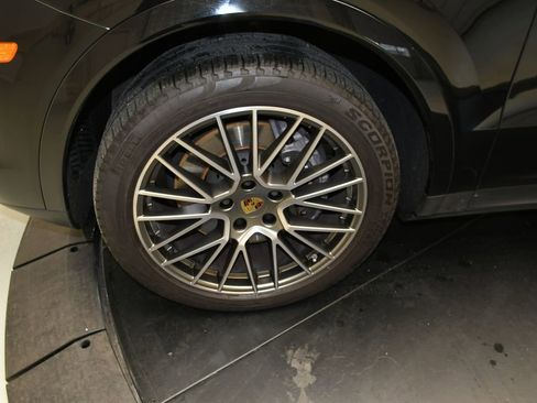 Certified 2023 Porsche Cayenne Platinum Edition AWD/4WD image 14