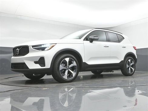 New 2026 Volvo XC40 B5 Core w/ Climate Package image 37
