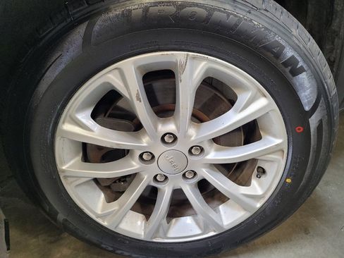 Used 2021 Jeep Cherokee Latitude FWD image 31