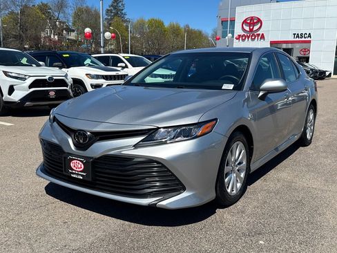 Used 2018 Toyota Camry LE FWD image 3