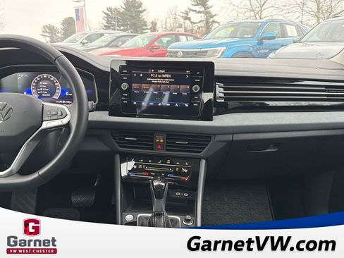 Used 2025 Volkswagen Jetta SE w/ Sunroof Package image 17