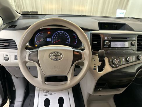 Used 2014 Toyota Sienna L FWD image 4