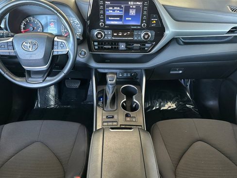 Used 2022 Toyota Highlander LE AWD/4WD image 16