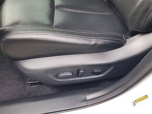 Used 2019 Nissan Rogue SL w/ Premium Package image 16