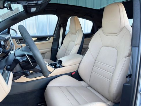 Used 2024 Porsche Cayenne Turbo image 44