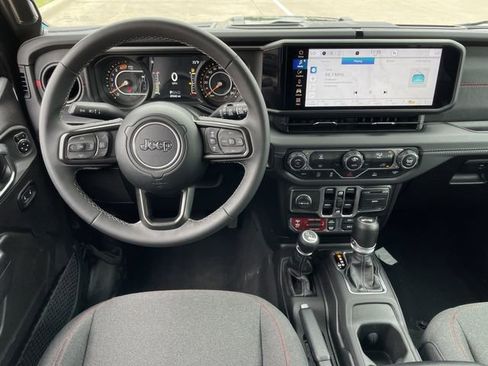 Used 2025 Jeep Wrangler Unlimited Rubicon AWD/4WD image 10