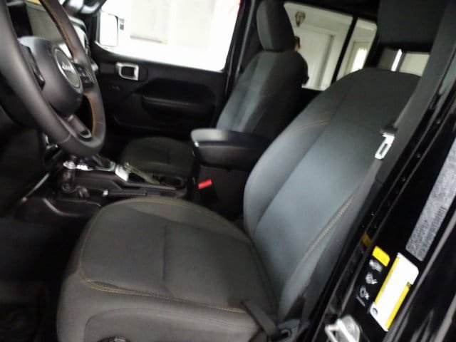 Certified 2024 Jeep Wrangler Unlimited w/ Convenience Group AWD/4WD image 2
