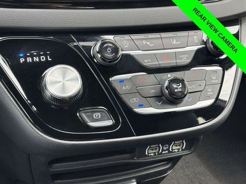 Used 2025 Chrysler Pacifica Select FWD image 18