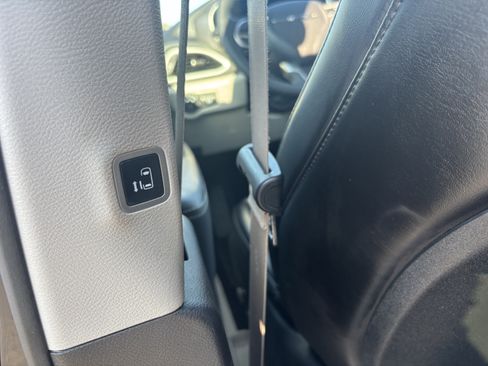 Used 2023 Chrysler Pacifica Touring-L FWD image 27