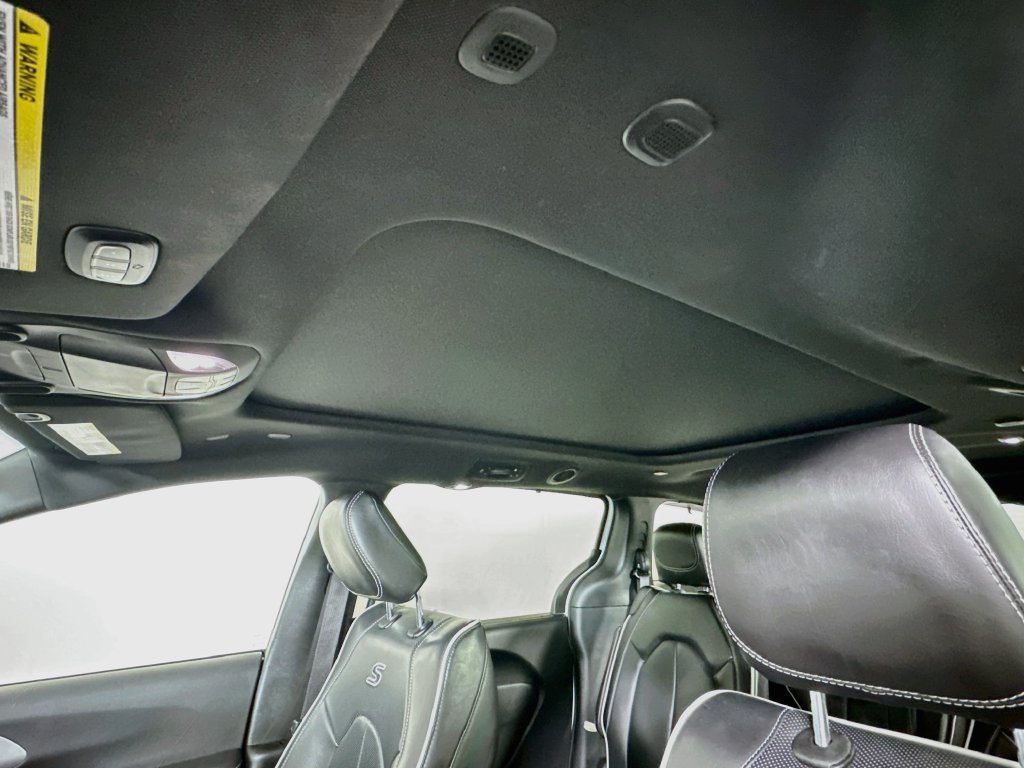 Certified 2025 Chrysler Pacifica Limited FWD image 33