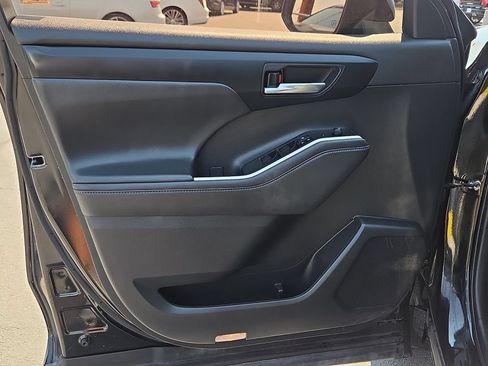 Used 2022 Toyota Highlander XLE AWD/4WD image 13