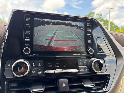 Used 2020 Toyota Highlander XLE FWD image 32