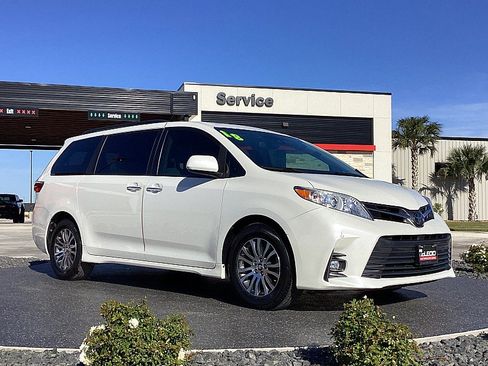 Used 2018 Toyota Sienna XLE w/ XLE Navigation Package image 3