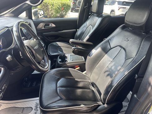 Used 2020 Chrysler Pacifica Limited w/ Advanced Safetytec Group FWD image 12