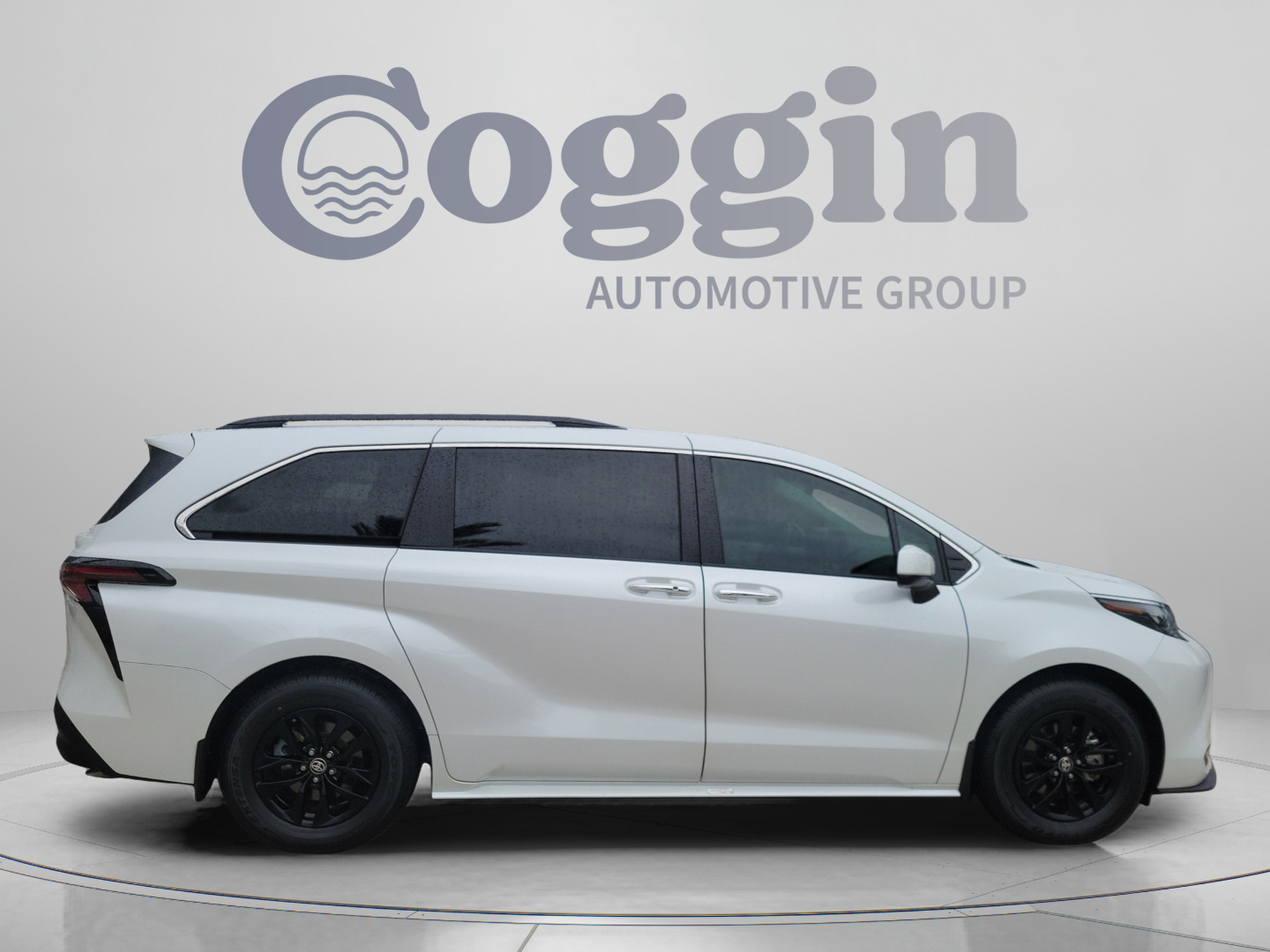 Certified 2024 Toyota Sienna XLE FWD image 4