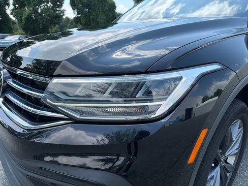 Used 2023 Volkswagen Tiguan SE w/ Panoramic Sunroof Package FWD image 9