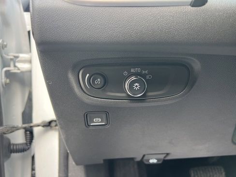 Used 2023 GMC Terrain SLE w/ Driver Convenience Package image 23