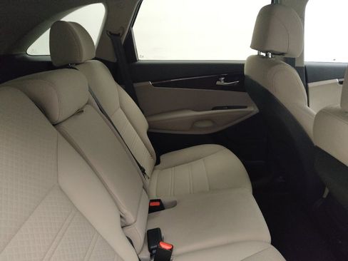 Used 2017 Kia Sorento FWD image 19