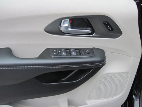 Used 2024 Chrysler Pacifica Touring-L FWD image 12