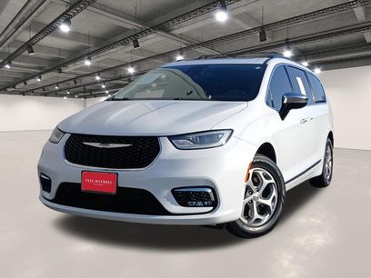 Used 2023 Chrysler Pacifica Limited w/ Uconnect Theater Family Group