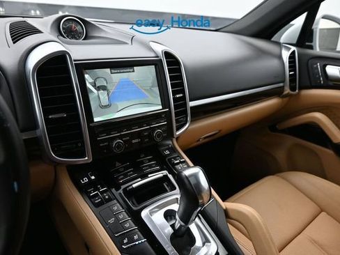 Used 2016 Porsche Cayenne w/ Premium Package AWD/4WD image 12