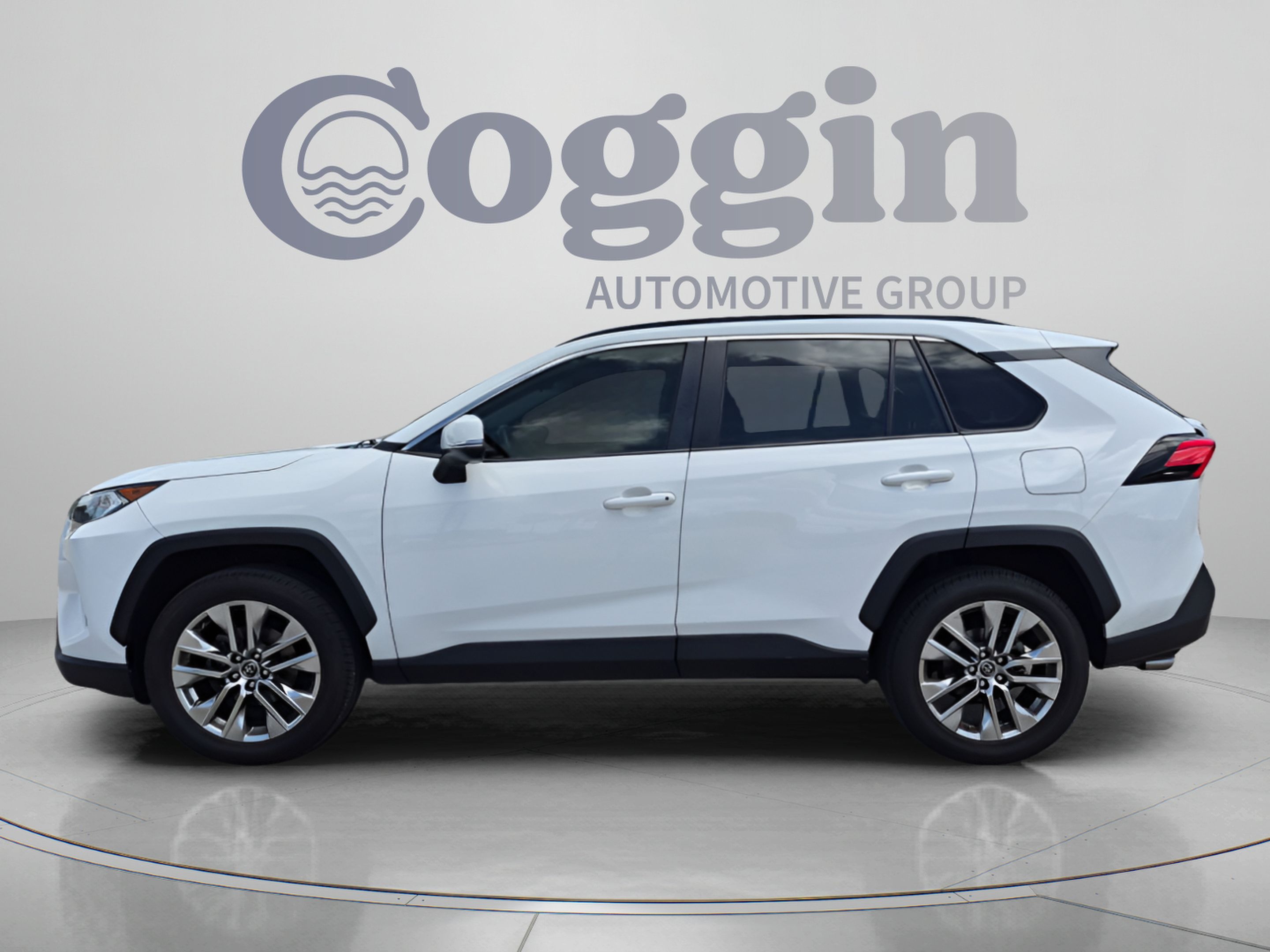 Used 2019 Toyota RAV4 XLE Premium FWD image 3