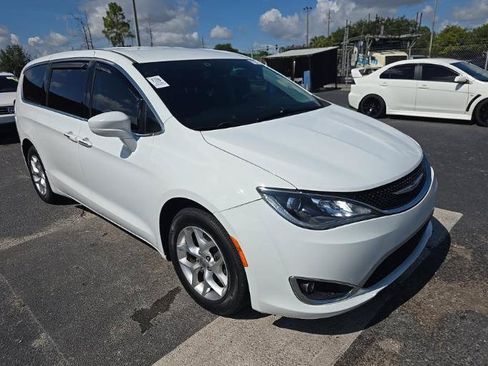 Used 2020 Chrysler Pacifica Touring w/ Tire & Wheel Group FWD image 3