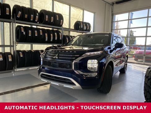 Used 2023 Mitsubishi Outlander SE image 2