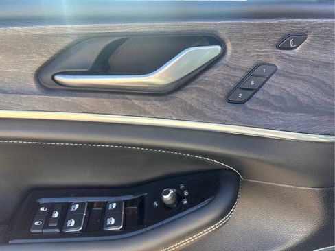 Used 2023 Jeep Grand Cherokee Overland w/ Luxury Tech Group IV image 12