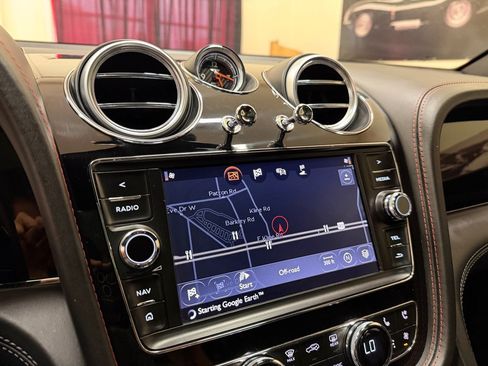 Used 2017 Bentley Bentayga AWD/4WD image 40