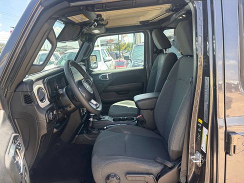 Used 2025 Jeep Wrangler Unlimited Sahara AWD/4WD image 27