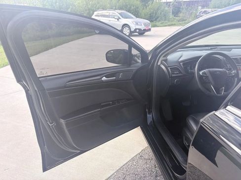 Used 2018 Ford Fusion SE w/ Equipment Group 201A FWD image 11