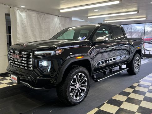 Used 2025 GMC Canyon Denali AWD/4WD image 4