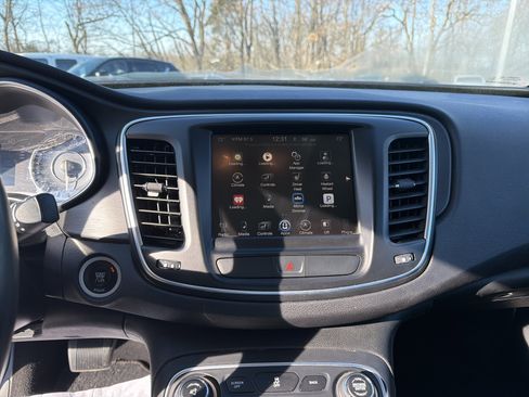 Certified 2016 Chrysler 200 Limited Platinum w/ Comfort & Convenience Group image 17