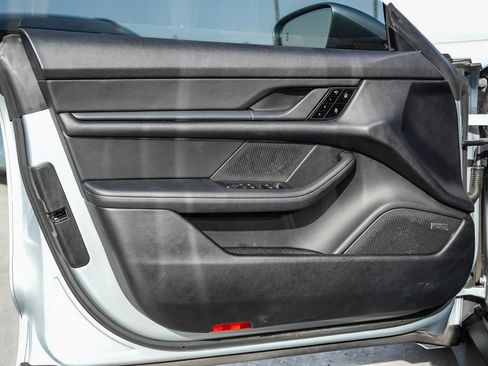 Used 2021 Porsche Taycan image 22