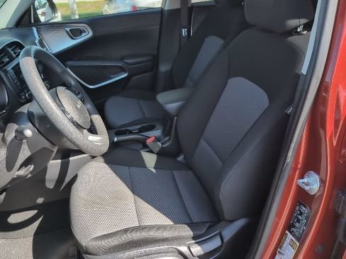 Used 2025 Kia Soul LX w/ LX Technology Package FWD image 7