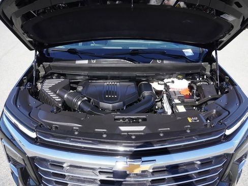 Used 2025 Chevrolet Traverse LT w/ Driver Confidence Package image 29