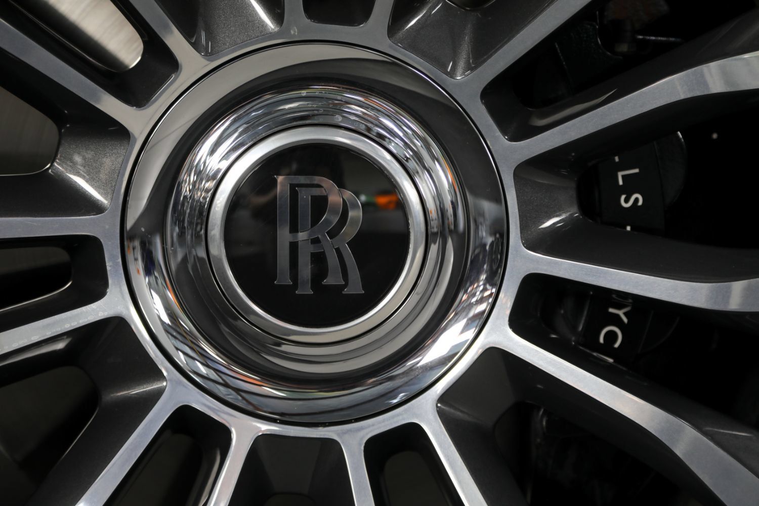 Used 2018 Rolls-Royce Dawn RWD image 20