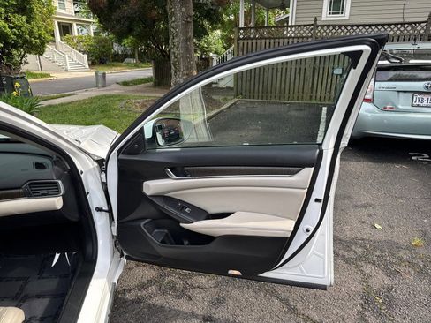 Used 2019 Honda Accord Touring image 12