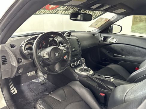 Used 2009 Nissan 370Z Touring image 23