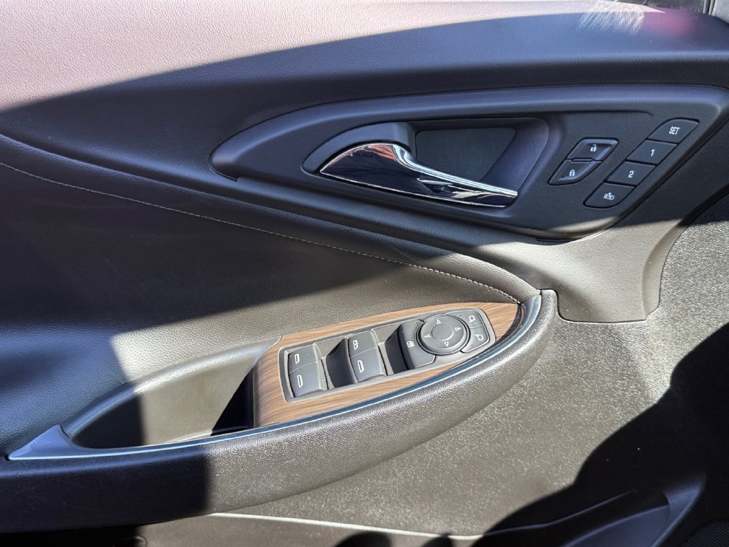Used 2018 Chevrolet Malibu Premier w/ Premier Sun and Wheel Package FWD image 11