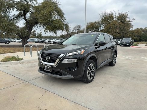 Used 2021 Nissan Rogue SV image 2