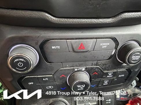 Used 2020 Jeep Renegade Latitude w/ Cold Weather Group AWD/4WD image 19