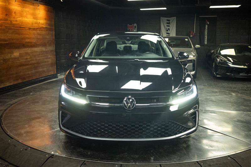 Used 2025 Volkswagen Jetta SE FWD image 4