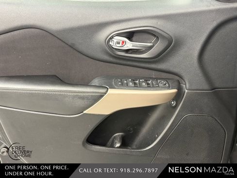 Used 2017 Jeep Cherokee Sport FWD image 16