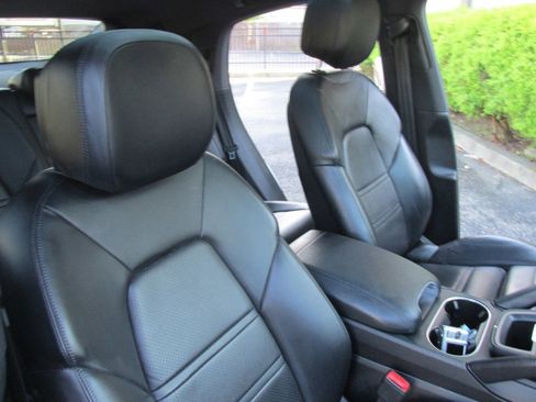Used 2020 Porsche Cayenne image 34